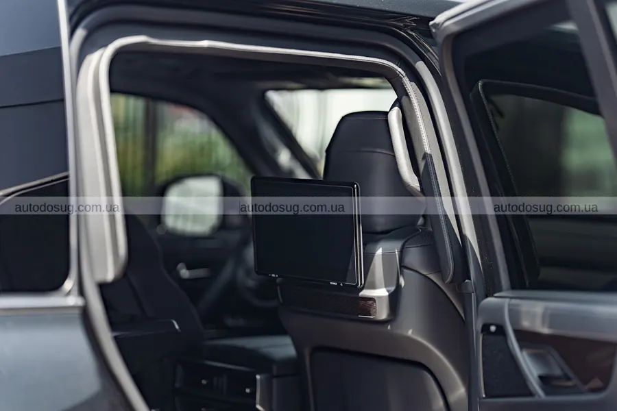 Броньований Lexus LX 700 витримує кулі й гранати