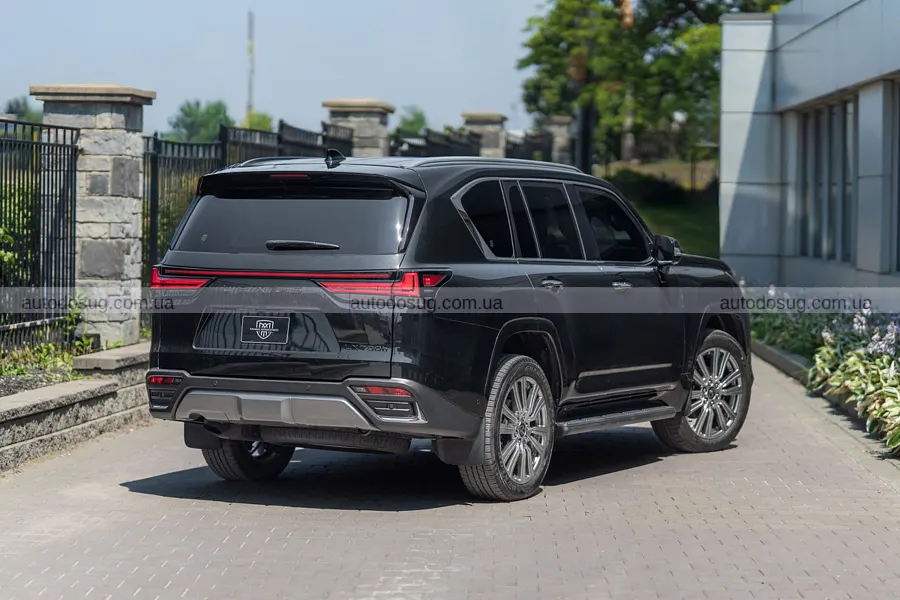 Броньований Lexus LX 700 витримує кулі й гранати