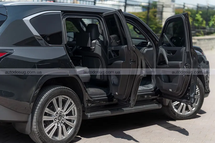 Броньований Lexus LX 700 витримує кулі й гранати