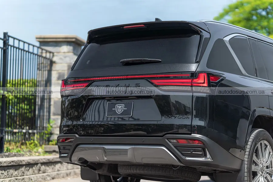 Броньований Lexus LX 700 витримує кулі й гранати