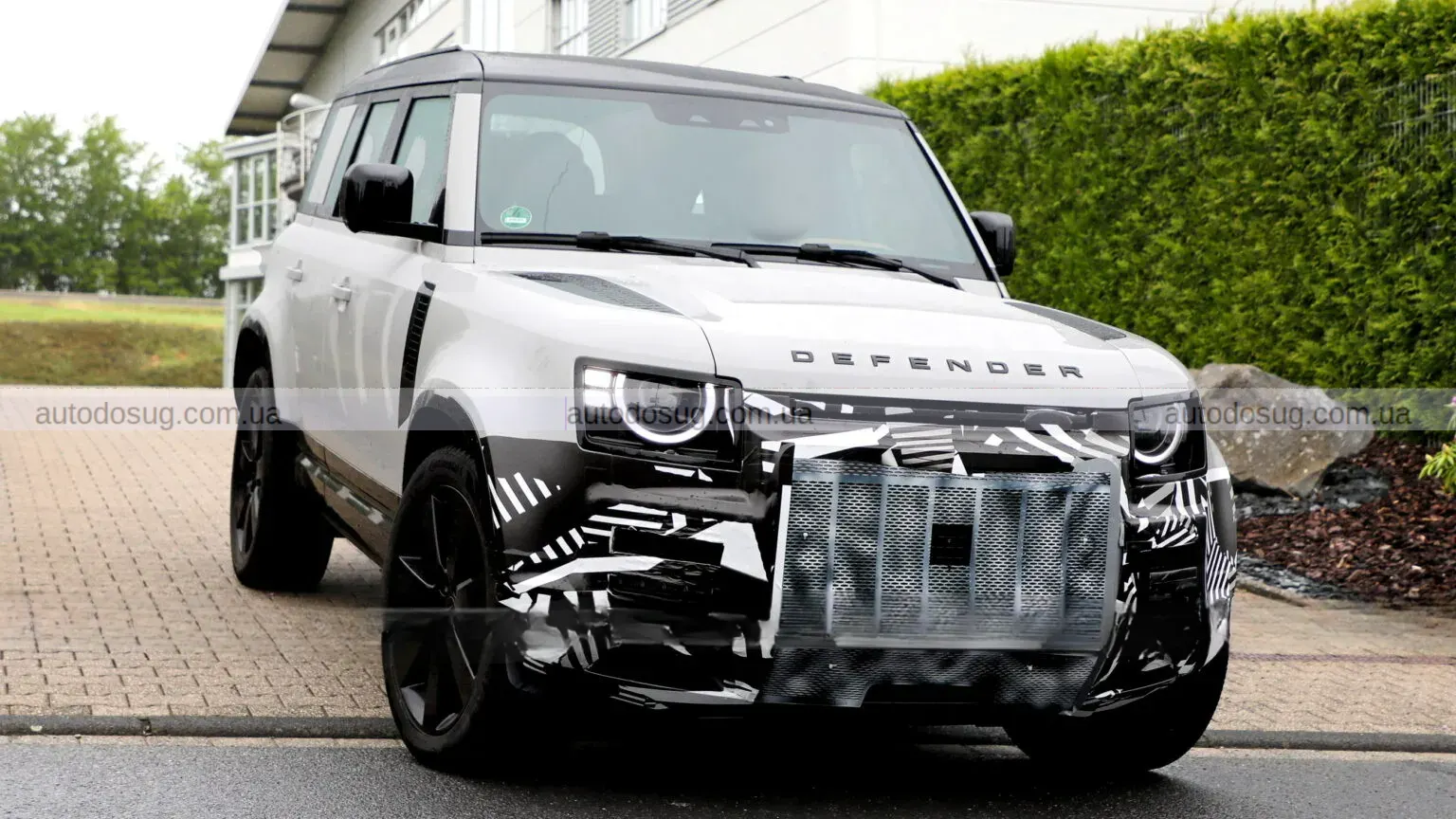 Land Rover Defender змінює салон і зовнішність