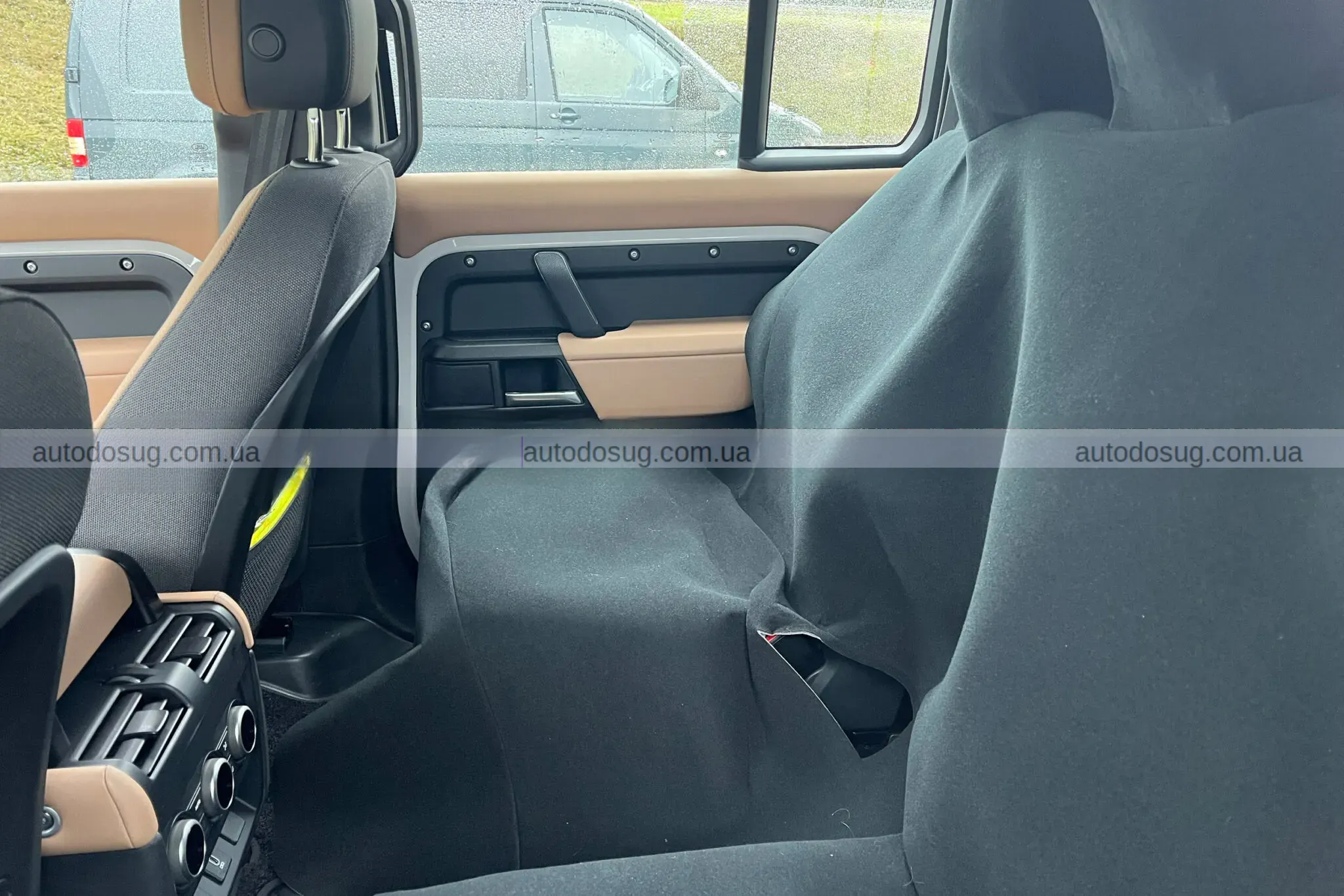 Land Rover Defender змінює салон і зовнішність