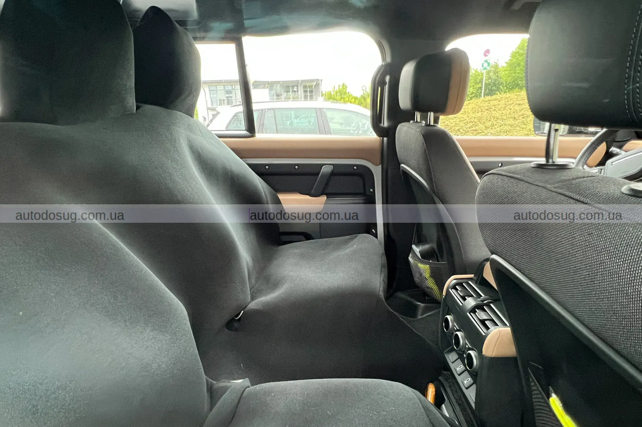 Land Rover Defender змінює салон і зовнішність