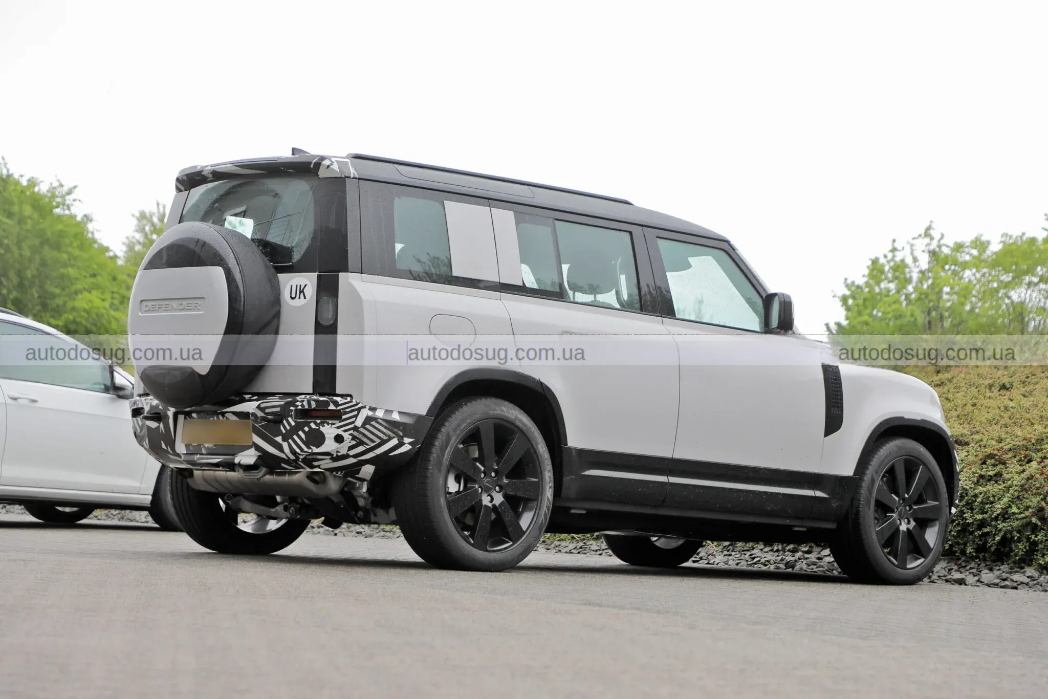 Land Rover Defender змінює салон і зовнішність
