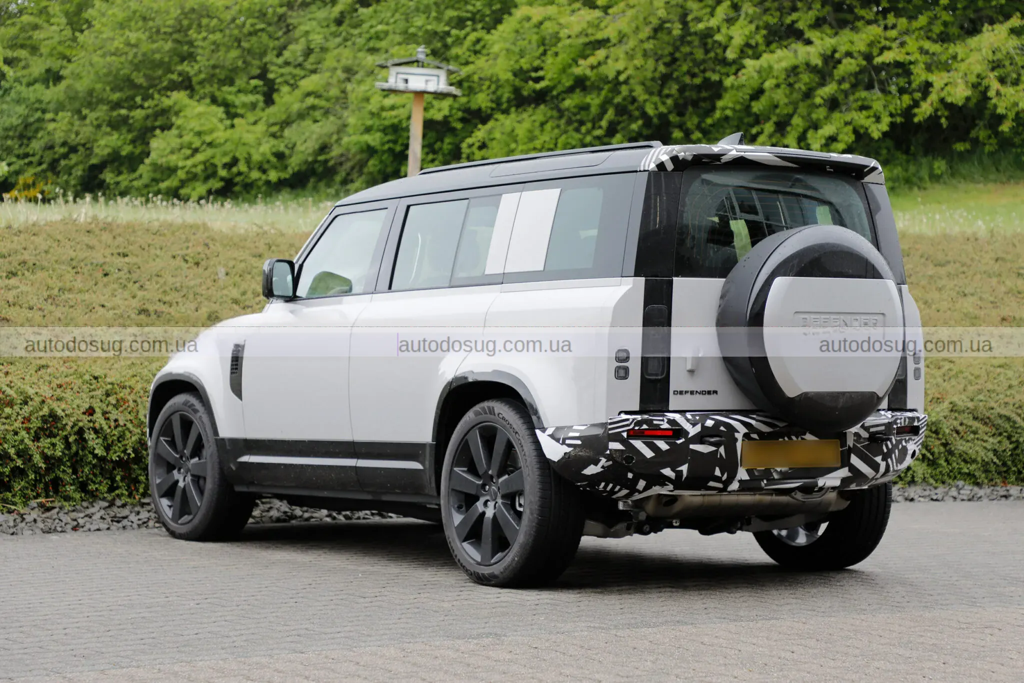 Land Rover Defender змінює салон і зовнішність