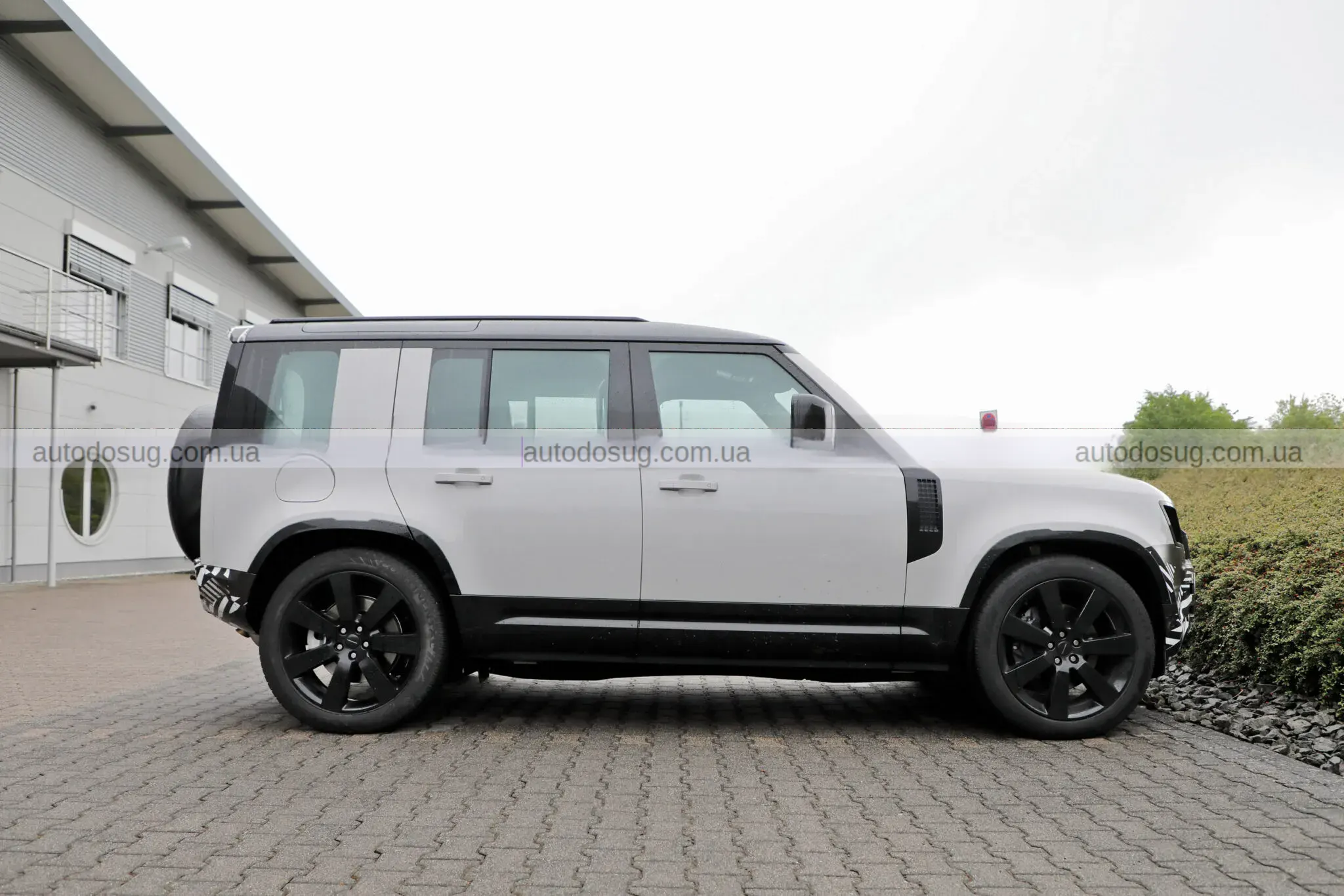 Land Rover Defender змінює салон і зовнішність