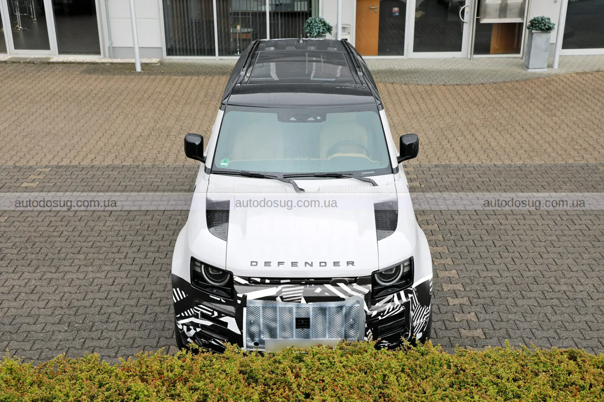 Land Rover Defender змінює салон і зовнішність