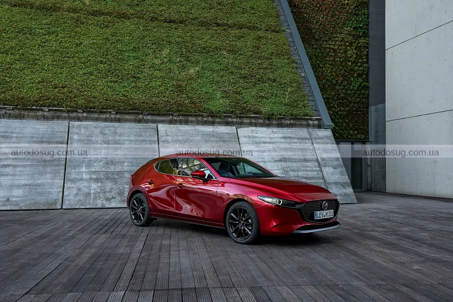 Mazda3 отримала нові фари і штрихи до безпеки