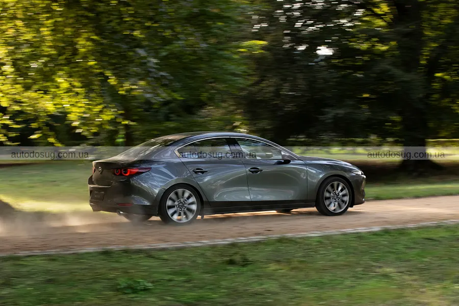 Mazda3 отримала нові фари і штрихи до безпеки