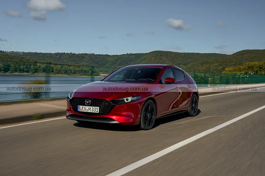 Mazda3 отримала нові фари і штрихи до безпеки