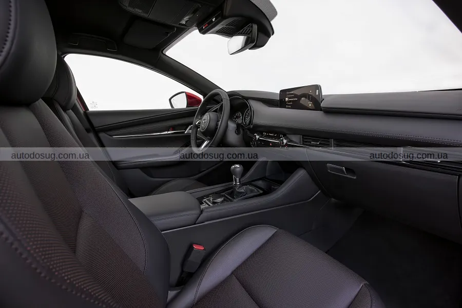 Mazda3 отримала нові фари і штрихи до безпеки