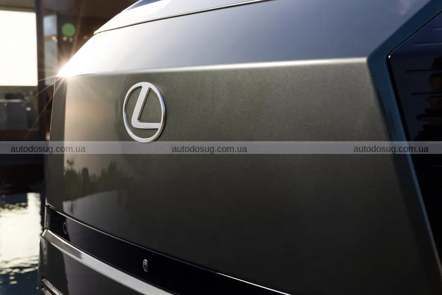 Новий Lexus TZ поєднав тишу салону і звук V10