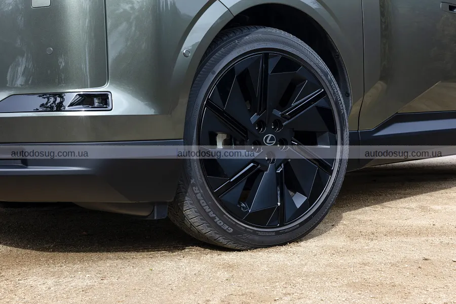 Новий Lexus TZ поєднав тишу салону і звук V10