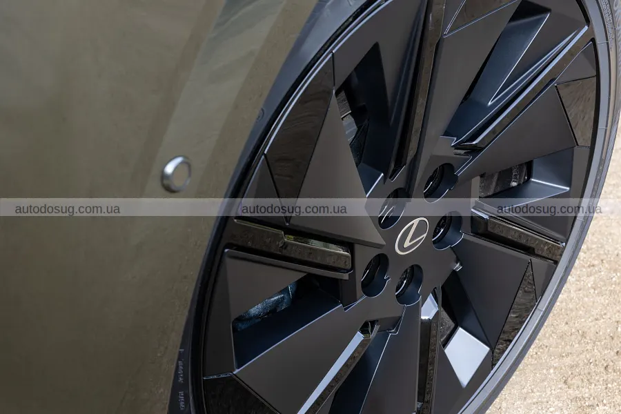 Новий Lexus TZ поєднав тишу салону і звук V10