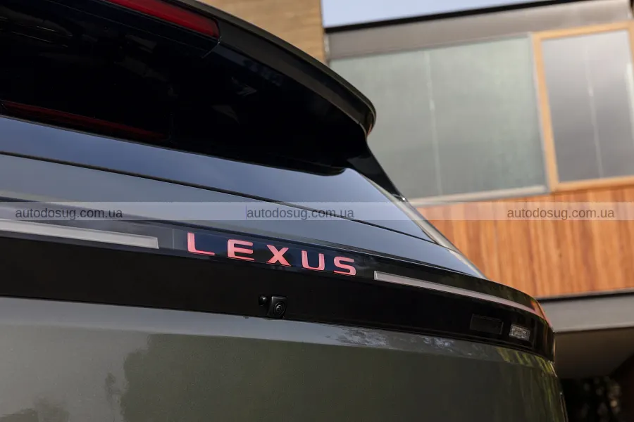 Новий Lexus TZ поєднав тишу салону і звук V10