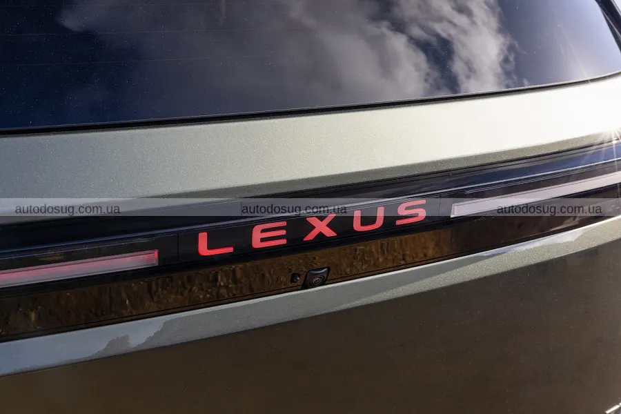 Новий Lexus TZ поєднав тишу салону і звук V10