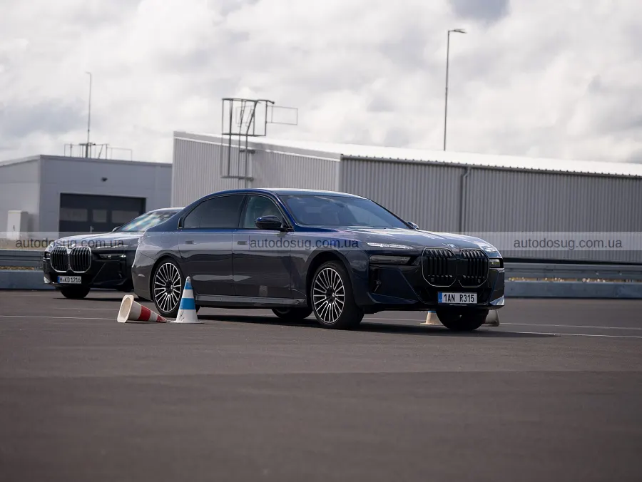 Броньовані BMW 7-Series і X5 показали в дії