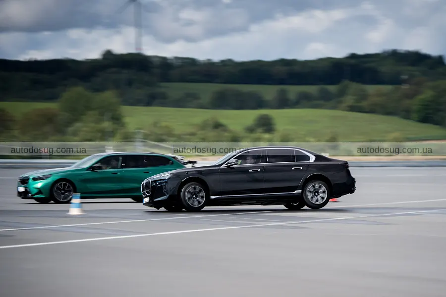 Броньовані BMW 7-Series і X5 показали в дії