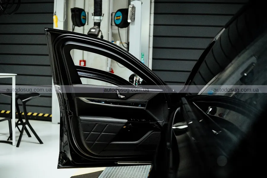 Броньовані BMW 7-Series і X5 показали в дії