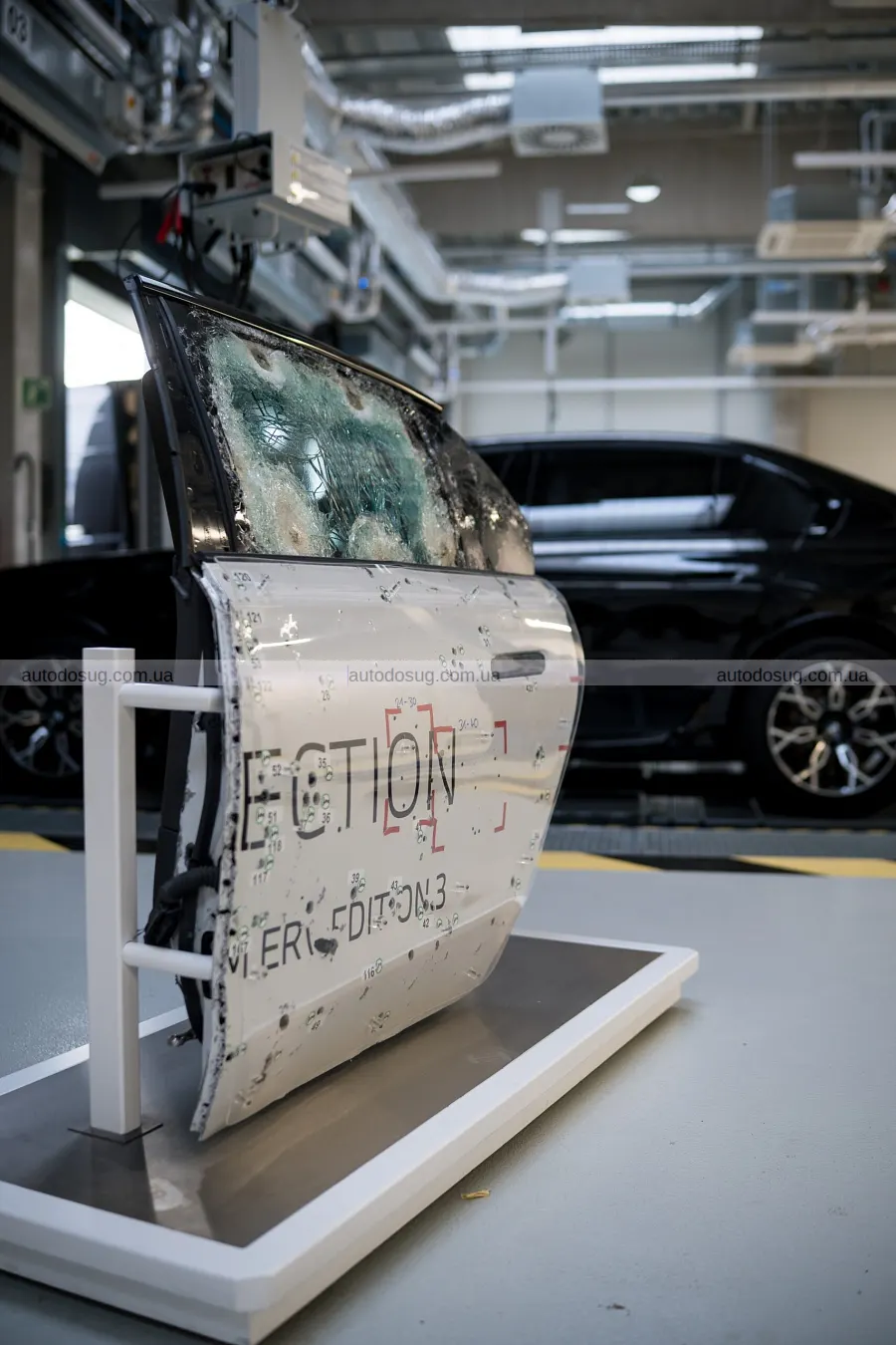 Броньовані BMW 7-Series і X5 показали в дії