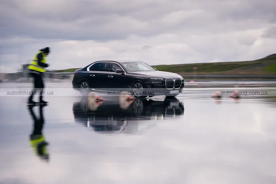 Броньовані BMW 7-Series і X5 показали в дії