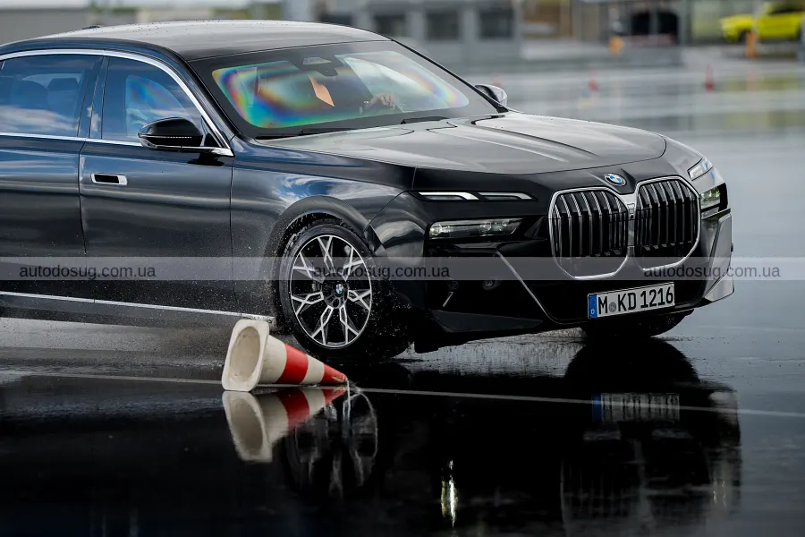 Броньовані BMW 7-Series і X5 показали в дії