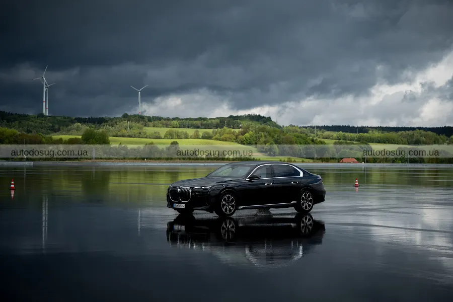 Броньовані BMW 7-Series і X5 показали в дії