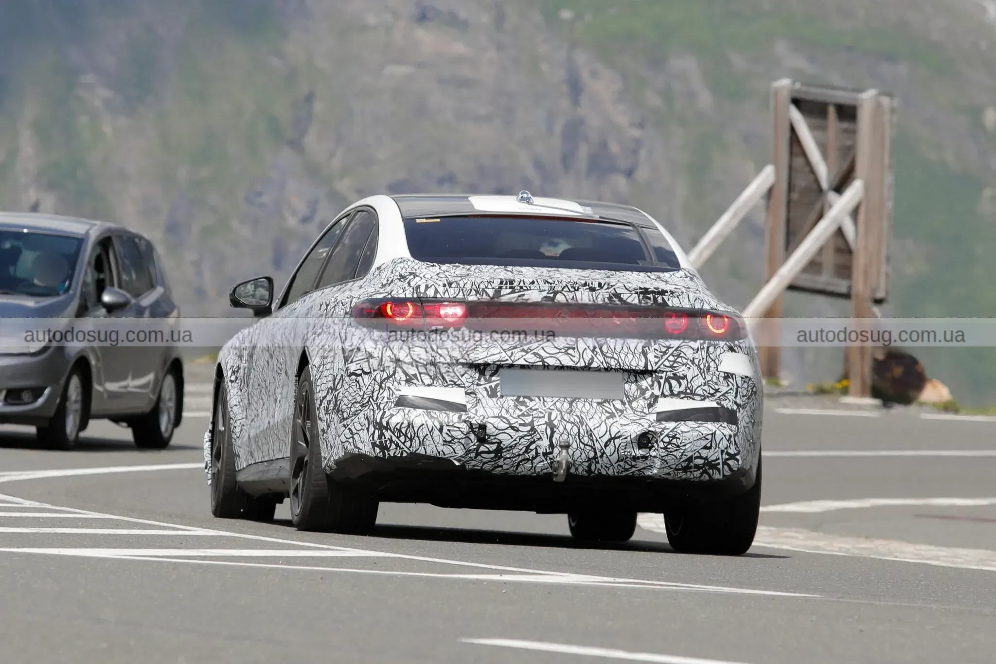 Електричний AMG C-Class показався на тестах