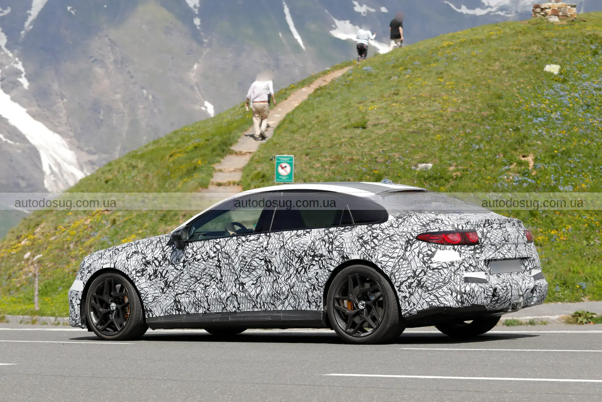 Електричний AMG C-Class показався на тестах
