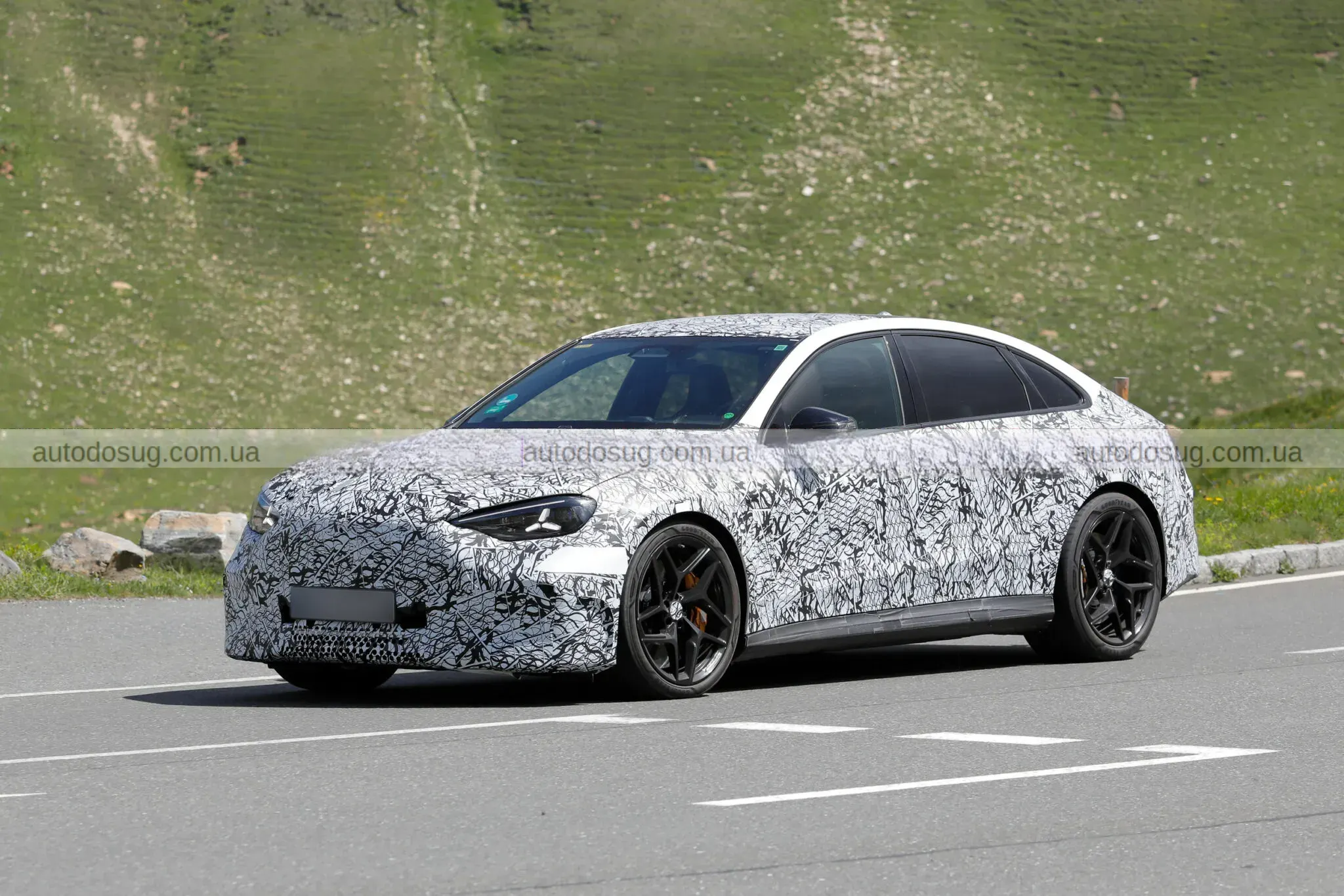 Електричний AMG C-Class показався на тестах
