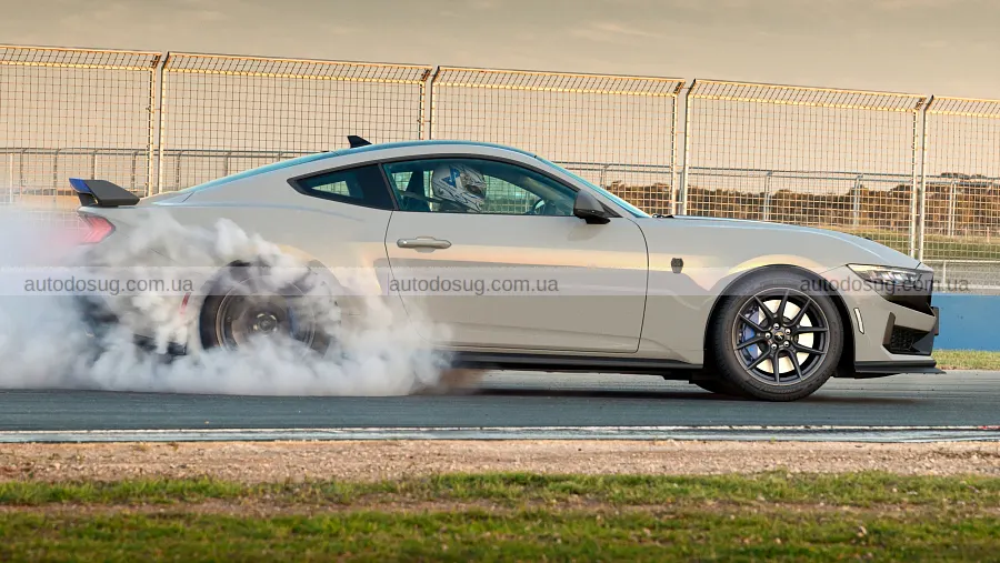 Ford знову придивляється до седана Mustang