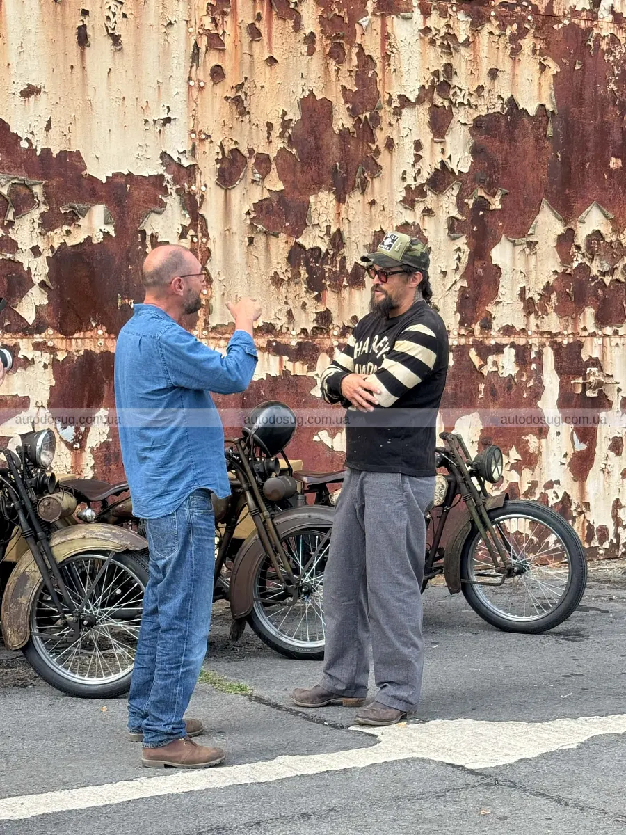 Гараж Момоа поповнили електричні Harley і Land Rover