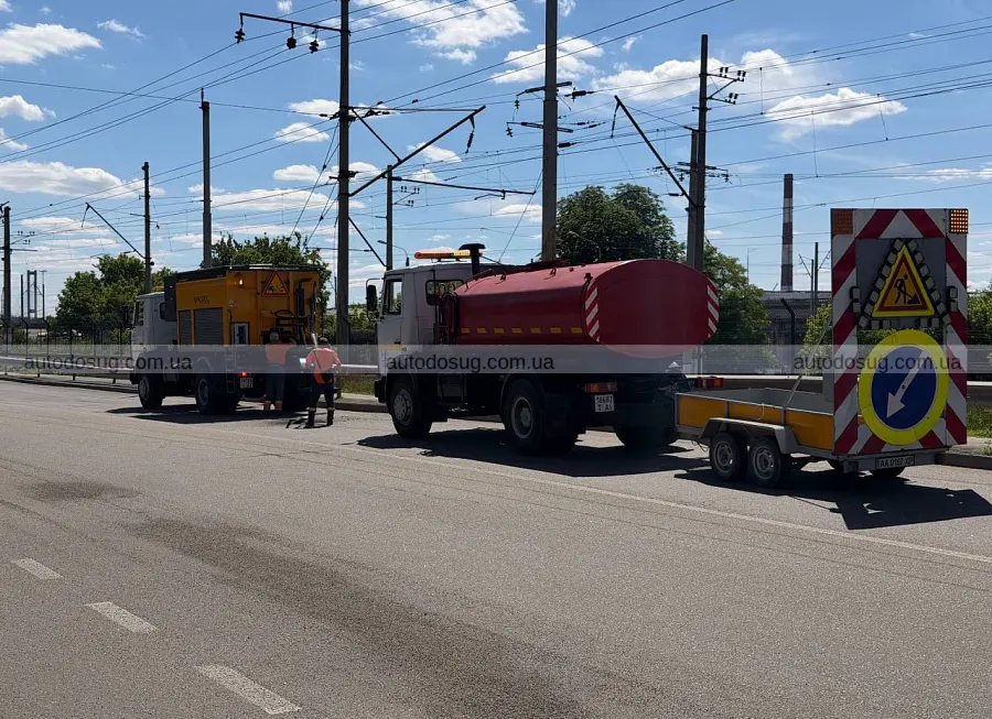Київ латає тріщини в асфальті без перекриття руху