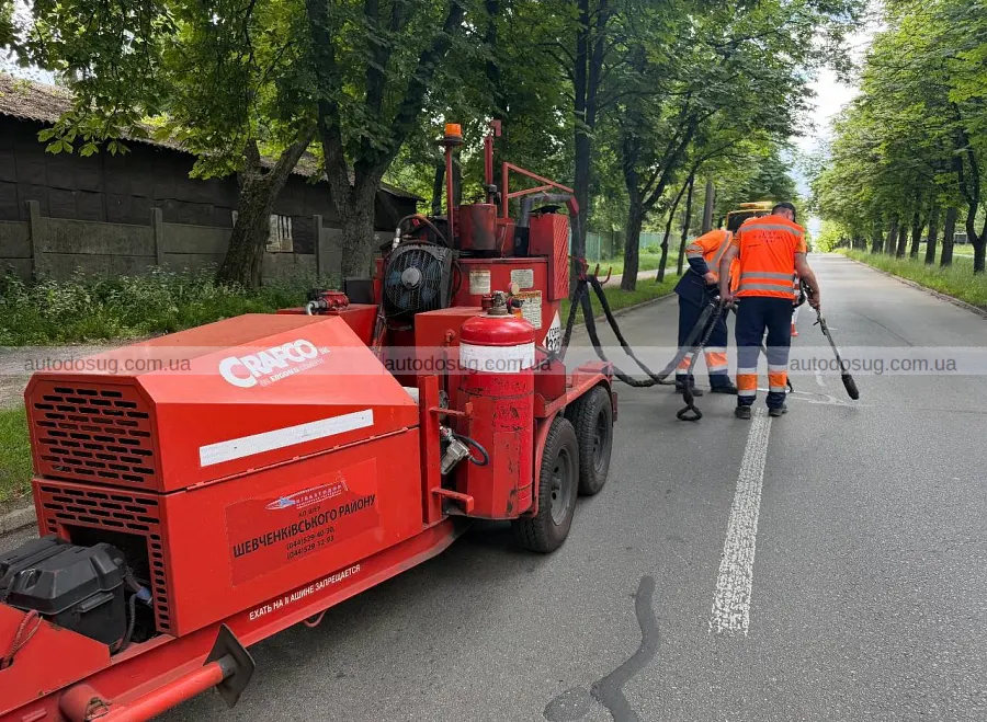 Київ латає тріщини в асфальті без перекриття руху