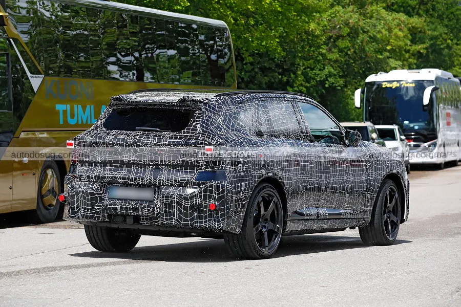 Новий BMW iX5 M засвітив агресивний дизайн