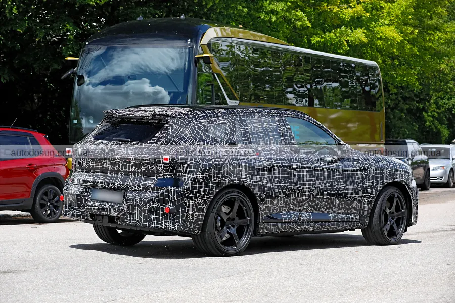 Новий BMW iX5 M засвітив агресивний дизайн