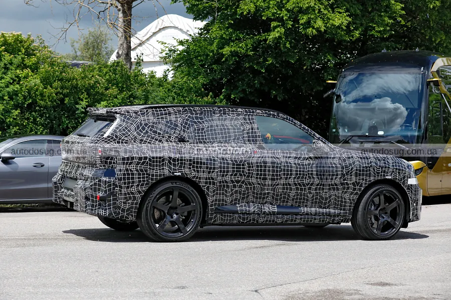 Новий BMW iX5 M засвітив агресивний дизайн