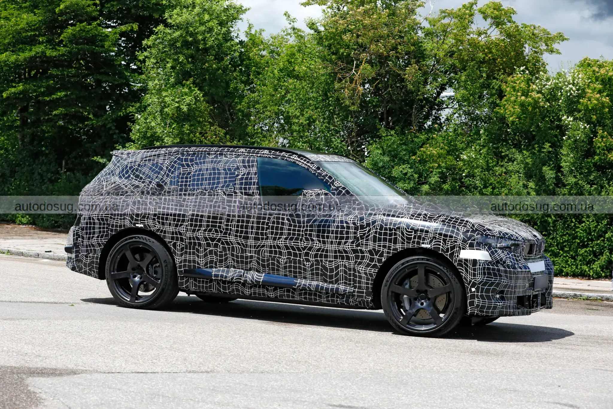 Новий BMW iX5 M засвітив агресивний дизайн