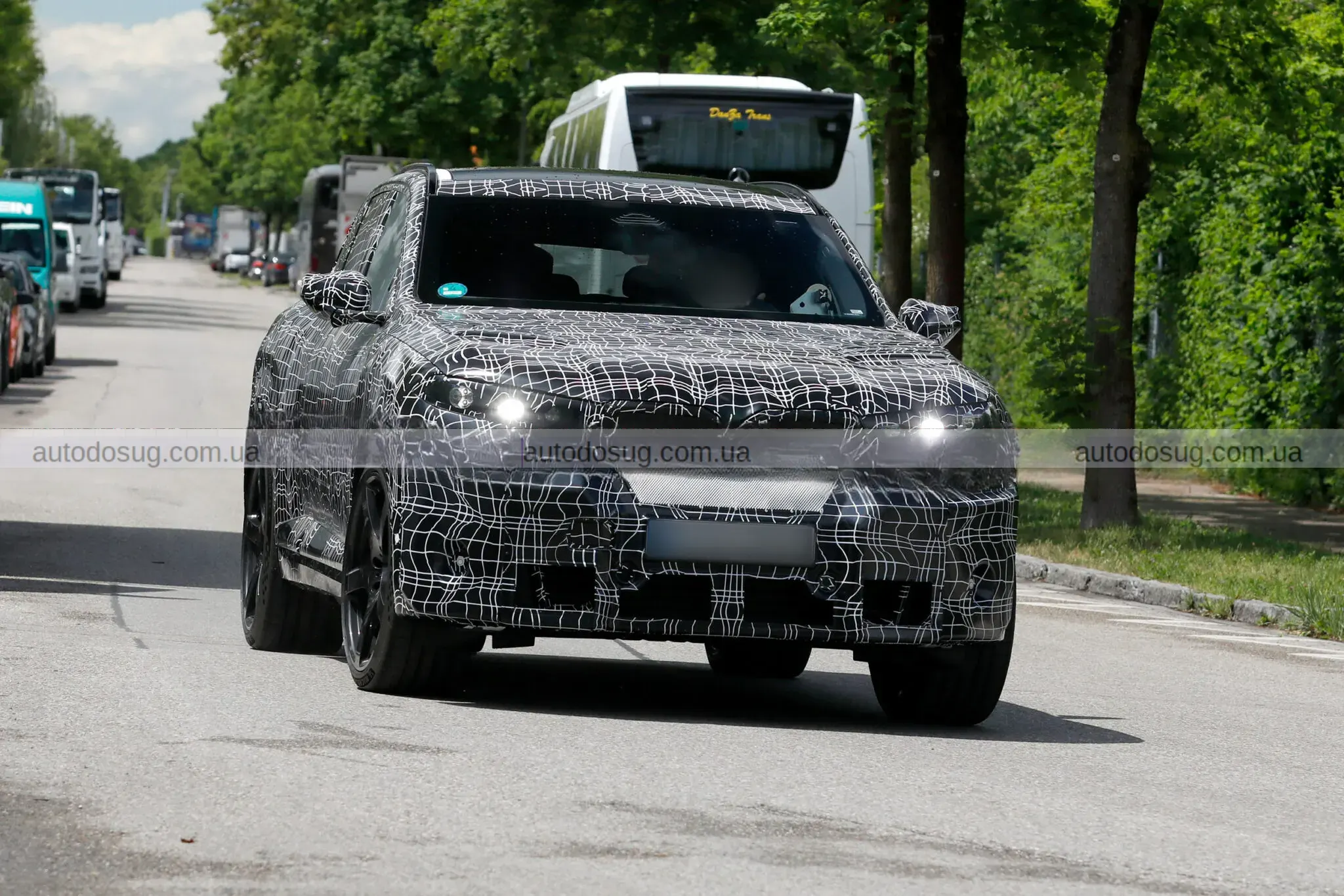 Новий BMW iX5 M засвітив агресивний дизайн