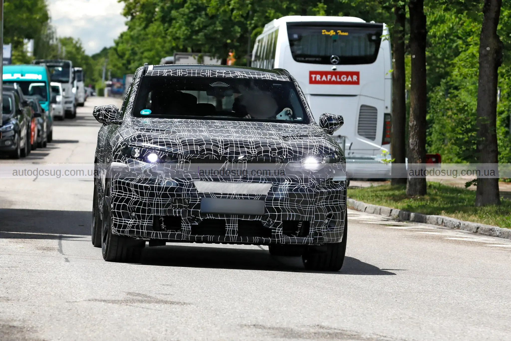 Новий BMW iX5 M засвітив агресивний дизайн