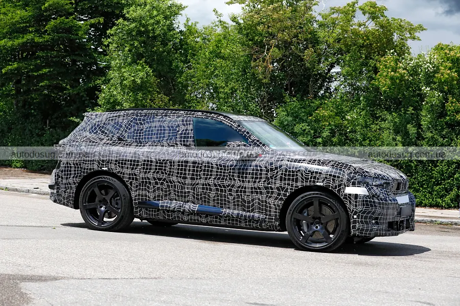 Новий BMW iX5 M засвітив агресивний дизайн