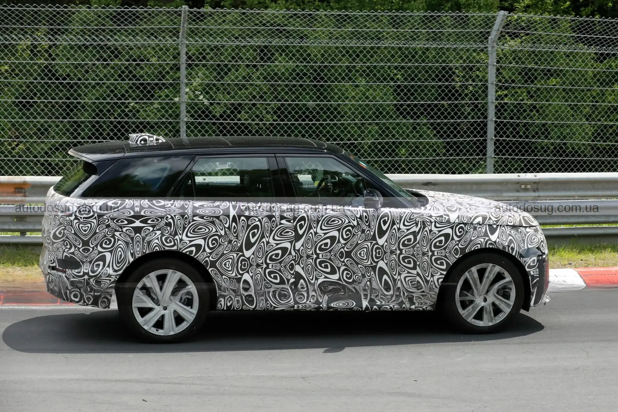 Range Rover Sport змінюється і готує електроверсію