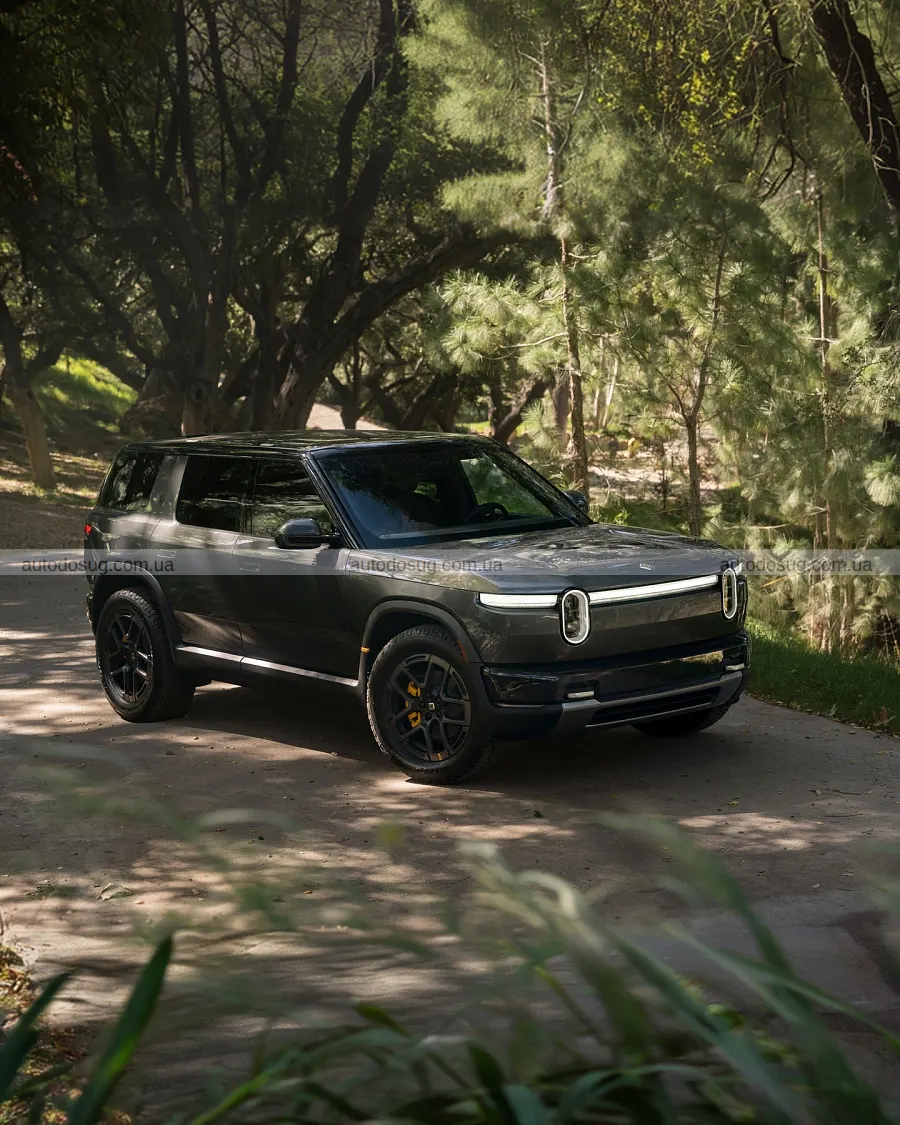 Rivian R2 залишив водіїв без звичного FM-радіо