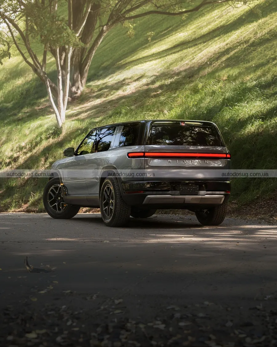 Rivian R2 залишив водіїв без звичного FM-радіо