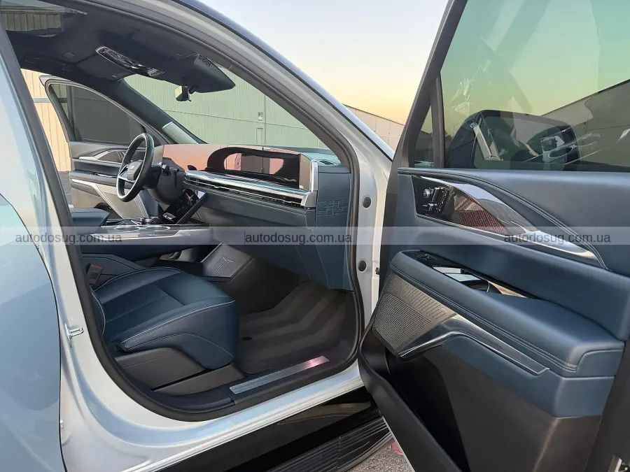 Cadillac Escalade IQ подешевшав на $47 тисяч за рік