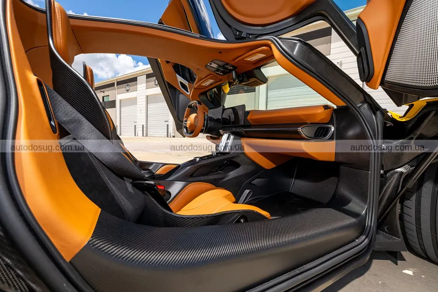 Два майже нові Aston Martin Valhalla продадуть у США