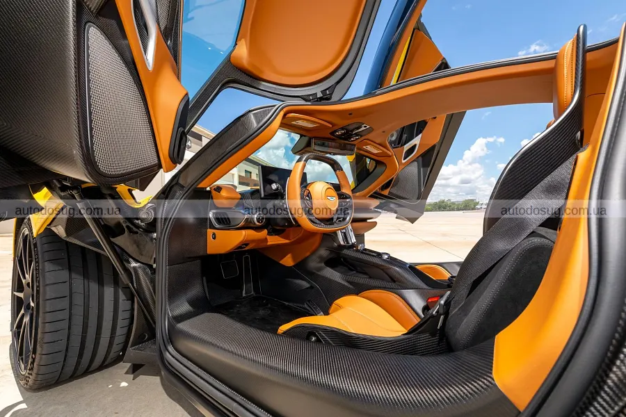 Два майже нові Aston Martin Valhalla продадуть у США