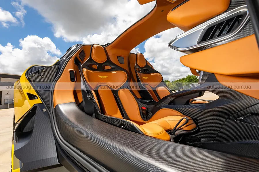 Два майже нові Aston Martin Valhalla продадуть у США