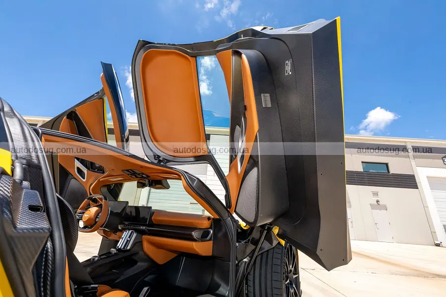 Два майже нові Aston Martin Valhalla продадуть у США