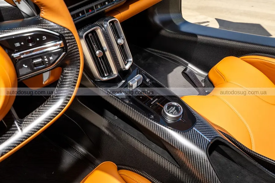 Два майже нові Aston Martin Valhalla продадуть у США